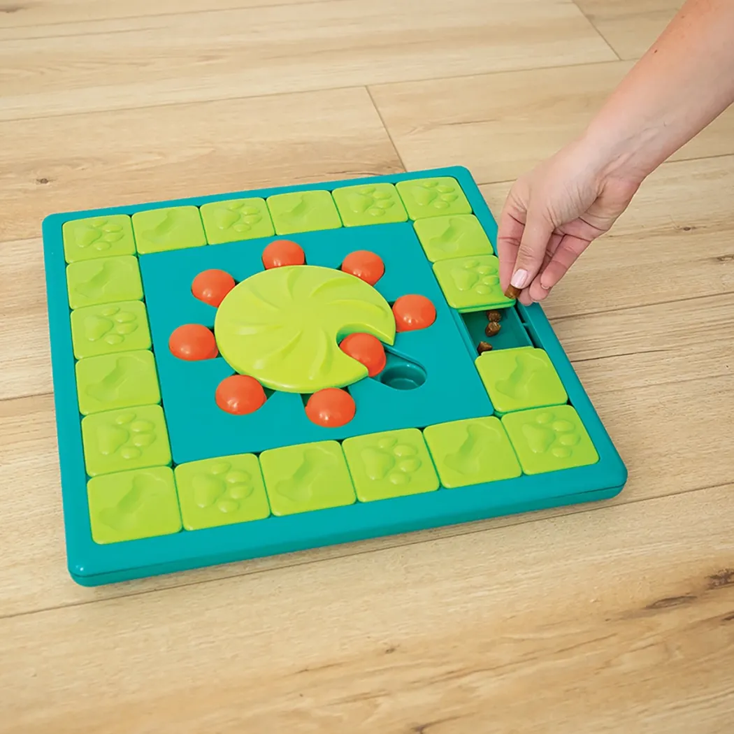Nina Ottosson Multipuzzle Niveau 4 - udfordrende aktivitetslegetøj til hunde